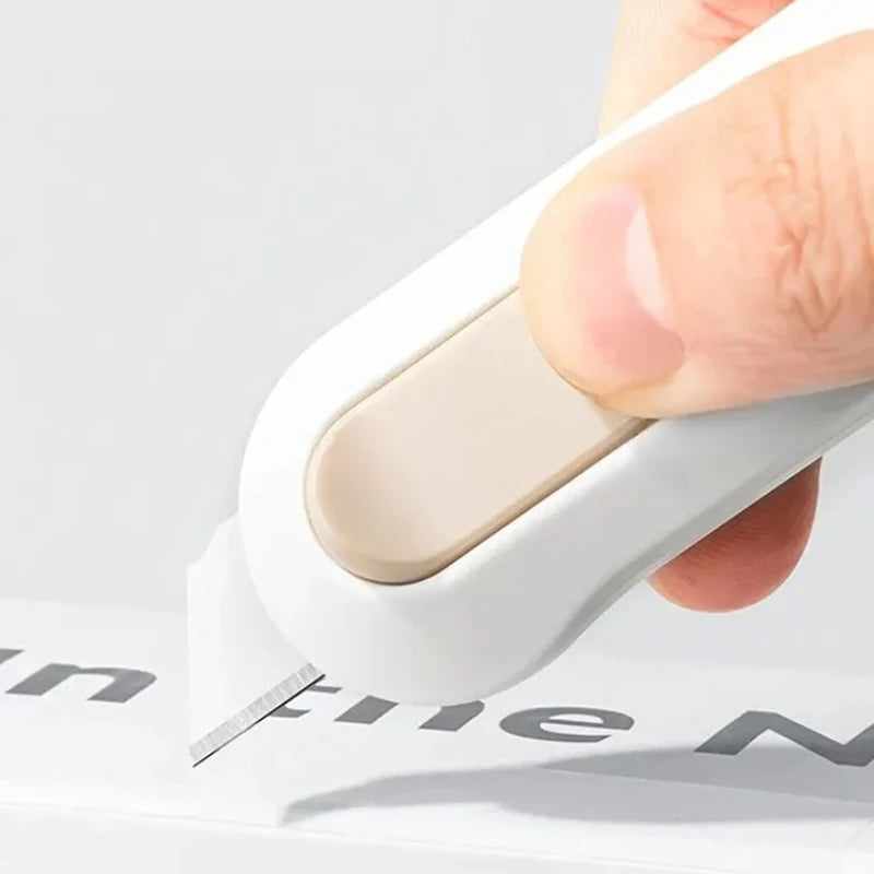 Minimalist Retractable Knife